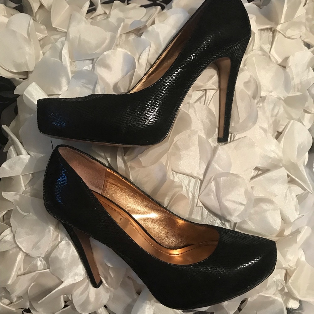 BCBG Black Snake Leather Heels, size 7.5